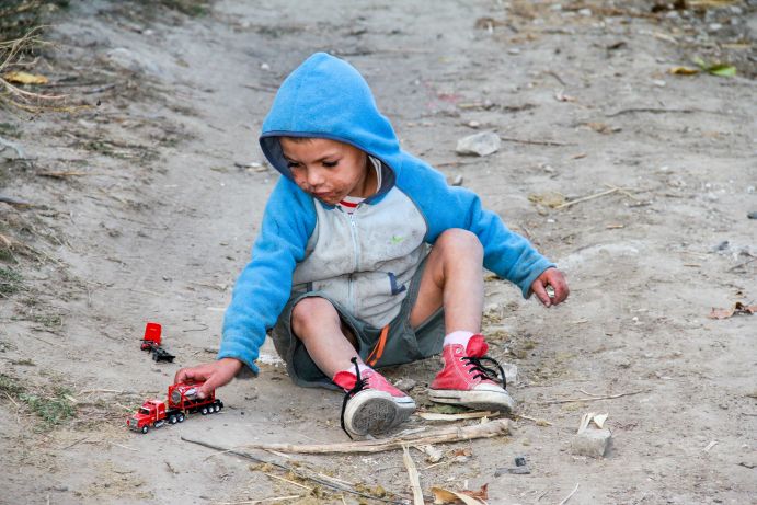 Spielzeug und Schuhe für ein moldawisches Kind