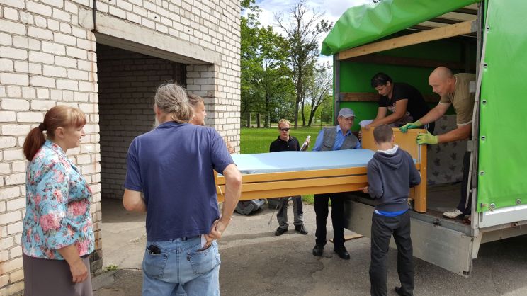 Entladung von Krankenhausbetten in Lettland