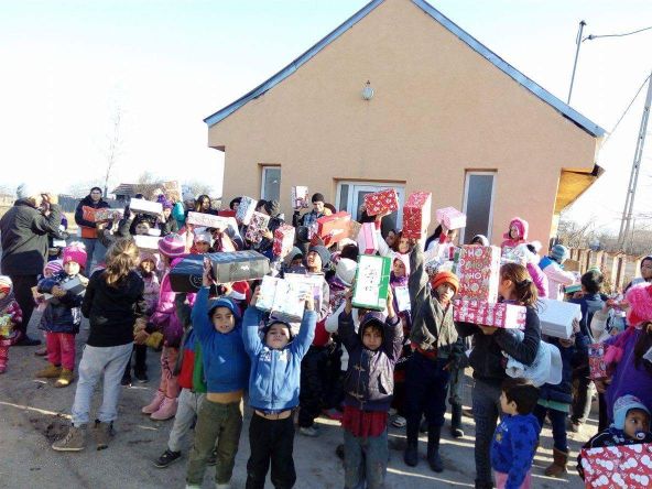 Glückliche Kinder in Oltenia mit Weihnachtsgeschenken