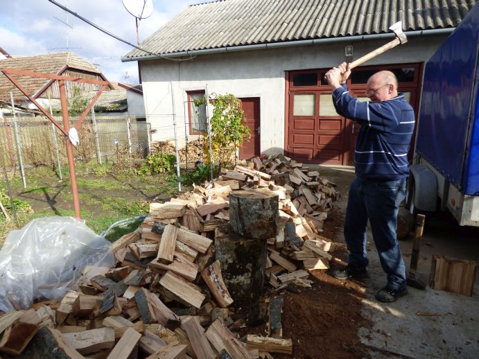 Andre Richter beim Holz spalten in Rumänien